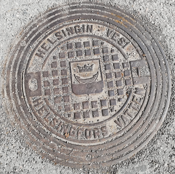 File:Helsinki manhole.png