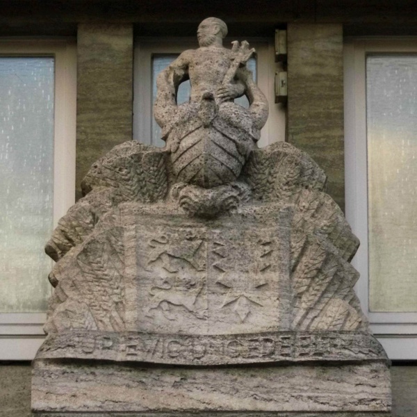 File:SchleswigH statue.jpg